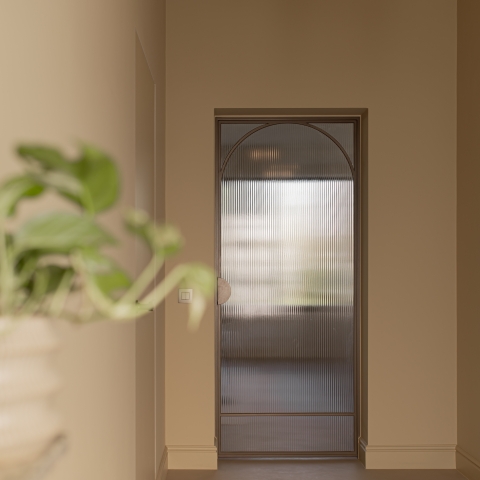 Fraam in het Sundae Huis: Stalen deuren als blikvanger